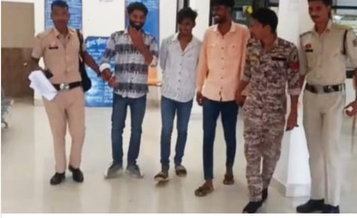 रघुनाथपुर सामुदायिक स्वास्थ्य केन्द्र में मेडिकल स्टाफ कोरघुनाथपुर सामुदायिक स्वास्थ्य केन्द्र में मेडिकल स्टाफ को डराने धमकाने और हुड़दंग मचाने वाले तीन आरोपी गिरफ्तार डराने धमकाने और हुड़दंग मचाने वाले तीन आरोपी गिरफ्तार